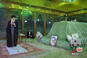 Leader visits Imam Khomeini Mausoleum in Tehran
